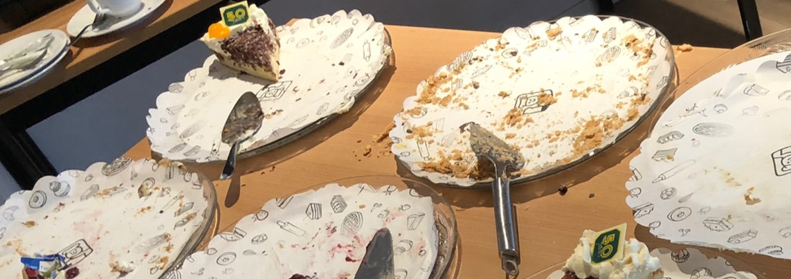 Vlaai nadat iedereen in de zaal zat (ALV/Nwjrsreceptie 2022)